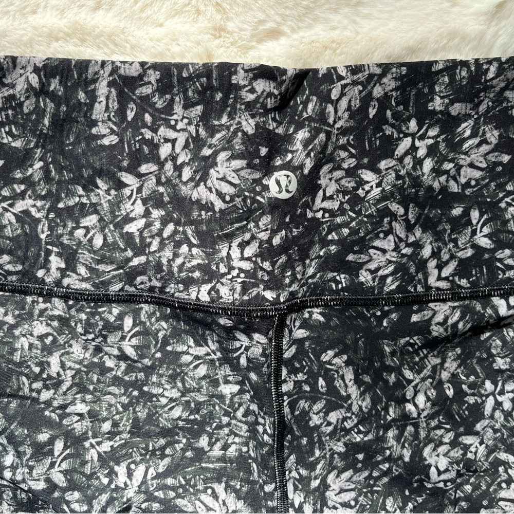 Lululemon Black & gray floral Patterned Leggings, size 6 - Picture 2 of 5